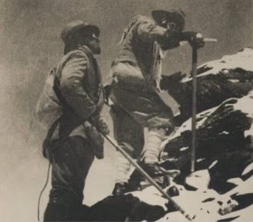 Photographie d'archive : deux alpinistes de l'expédition de 1924 en tenue d'époque sur une arête